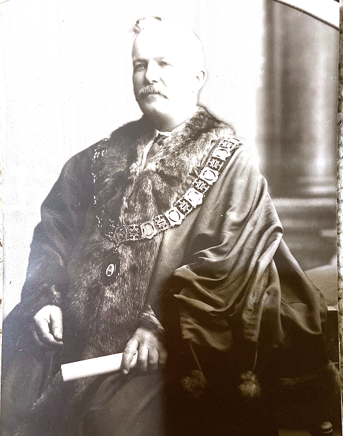 Black and white portrait of William Duiguid Hill wearing Mayoral chains and robe