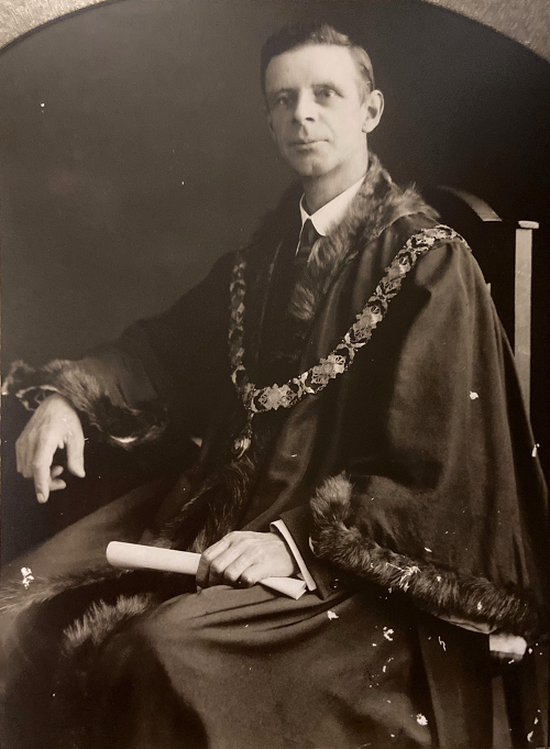 Black and white portrait of Alfred James Pittard wearing Mayoral chains and robe